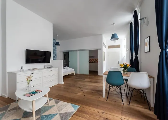 Chic Studio Near Metro & Center By Hm