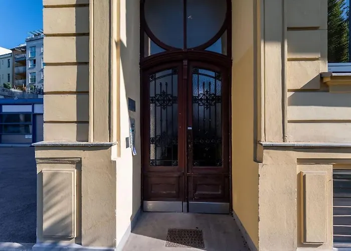 Chic Studio Near Metro & Center By Hm