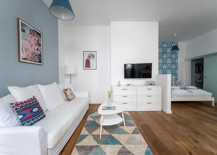 Chic Studio Near Metro & Center By Hm